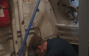 Maintenance aboard USS Iwo Jima