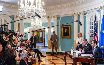 Secretary of State Marco Rubio participates in a Memorandum of Understanding Signing Ceremony for the U.S.-EU Strategic Partnership on Critical Minerals with European Union Trade Commissioner Maroš Šefčovič