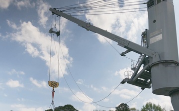 Navy Reserve Sailors Conduct Crane Operations