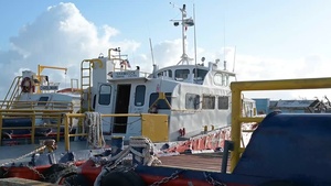 LCAC 62 arrives in Saipan, delivers FEMA support