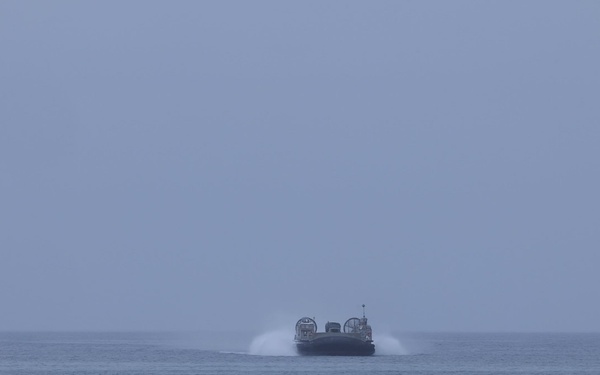 1st Maintenance Bn. executes LCAC operations during a FEX