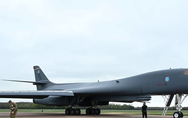 Airmen maintain a B-1B Lancer tasked to support USCENTCOM