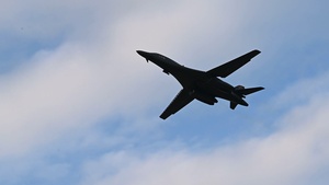 Airmen Conduct Lancer Hot-pit Refuel