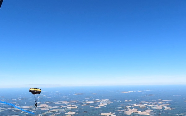 Golden Knights Perform Smoke Chain Maneuver Ahead of Freedom 250