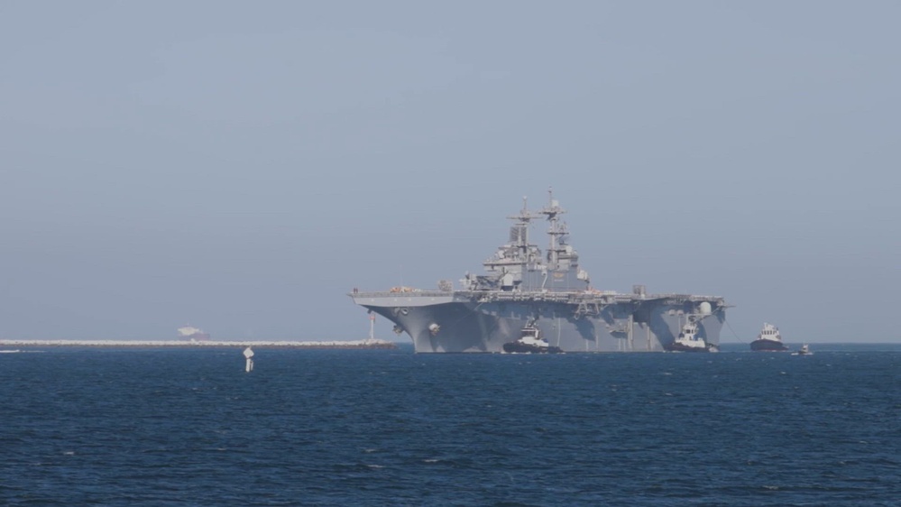 DVIDS - Video - USS Essex (LHD 2) arrives in Los Angeles for LA
