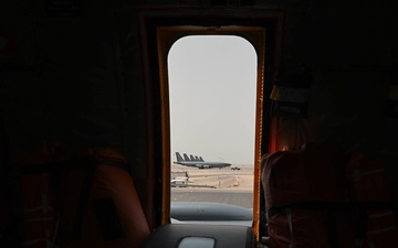 KC-135 refuels F-22s
