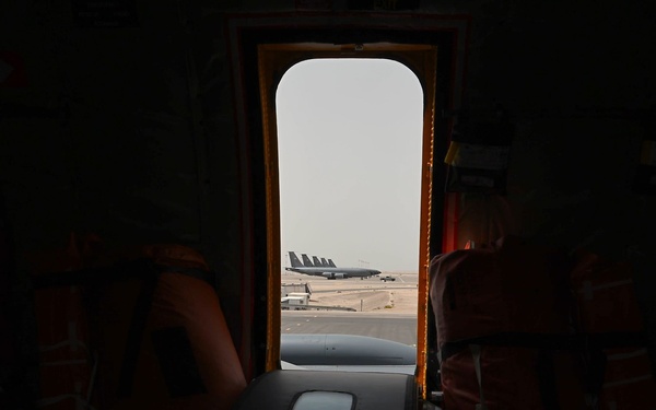 KC-135 refuels F-22s