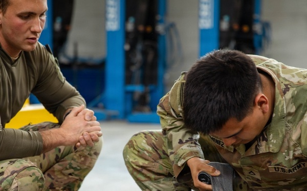 U.S. Army, French soldiers exchange combat lifesaver techniques in Estonia