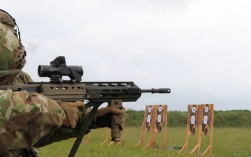 Engineers from the U.S. Army train with British soldiers