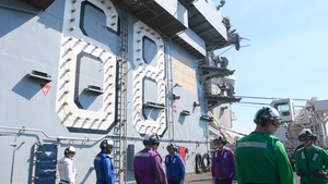 Nimitz Hosts Bahamian Delegation