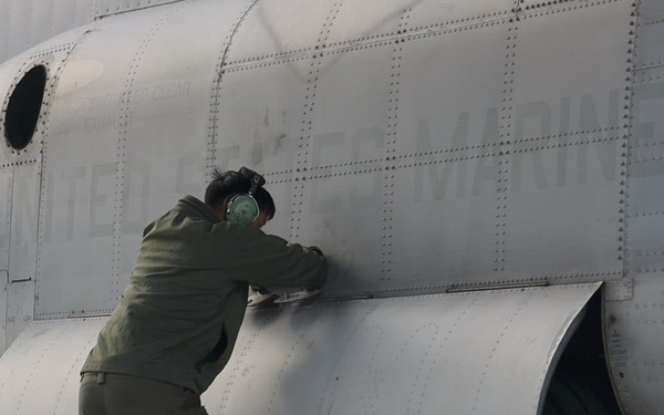 VMGR-152 completes touch and go landings during Kodiak Mace