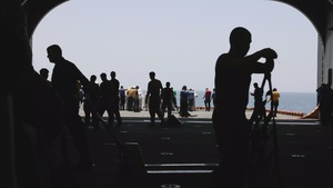 31st MEU | Marines and Sailors resupply at sea