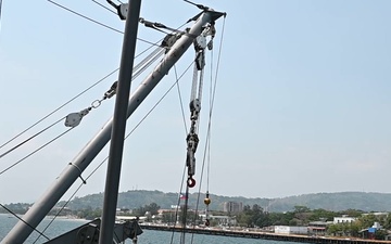 26-1PH and U.S. Navy Ship Salvor Conducts Crane Operations