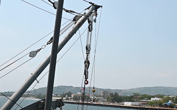 26-1PH and U.S. Navy Ship Salvor Conducts Crane Operations