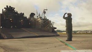 15th MEU conducts in-stream offload from USS Essex