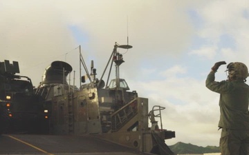 15th MEU conducts in-stream offload from USS Essex