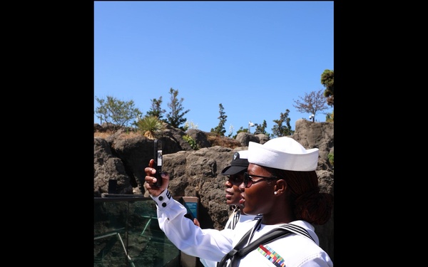 Sailors and Marines Visit NYC Aquarium