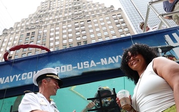Vice Adm. Perry Visits Navy Dive Tank