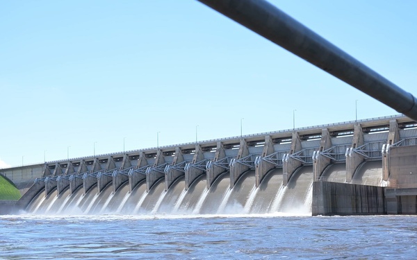 Keystone Dam releasing 43,642 cubic feet per second