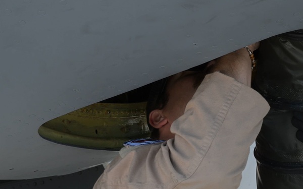 KC-135 refuels F16s during patrol