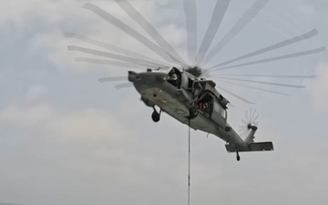 Vertical replenishment aboard USS Mason (DDG 87)