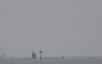 USS Vermont (SSN 792) pulls into CFAY