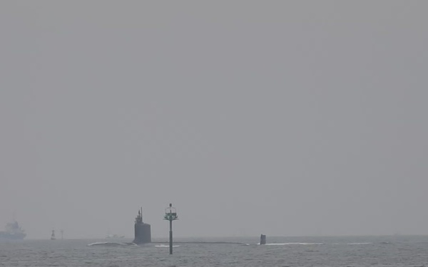 USS Vermont (SSN 792) pulls into CFAY