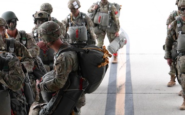Soldiers and Airmen Conduct JAAT with Edwards C-17