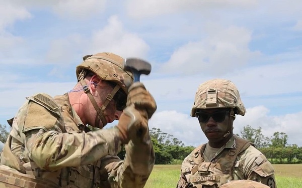 25th ID Moves Artillery with with Ospreys