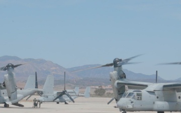 13th MEU | VMM-364 (Rein.) Land Aboard USS Makin Island B-roll