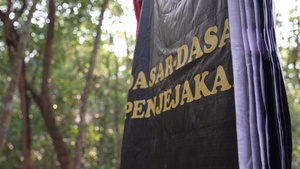 Indonesian Soldier Demonstrates Elite Jungle Survival Tactics in Super Garuda Shield 26