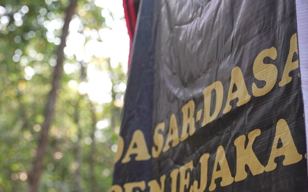 Indonesian Soldier Demonstrates Elite Jungle Survival Tactics in Super Garuda Shield 26