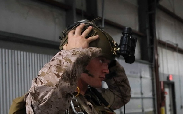 26th MEU Maritime Raid Force conducts a military freefall sustainment