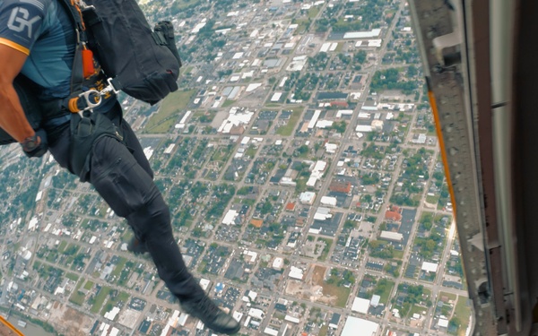 Golden Knights Carry Army Colors Into Owensboro Air Show