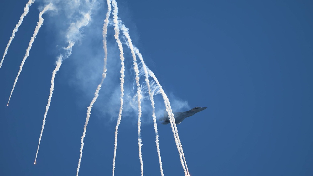 DVIDS - Video - F-22 Raptor Soars Over 2026 Pacific Airshow