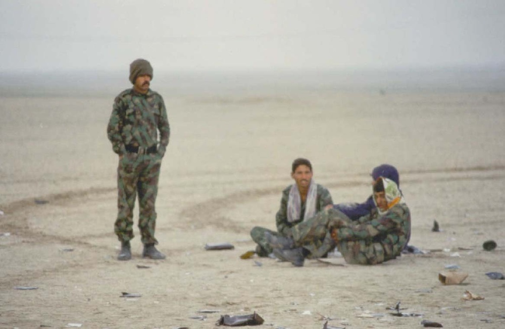 Iraq soldiers wait to surrender