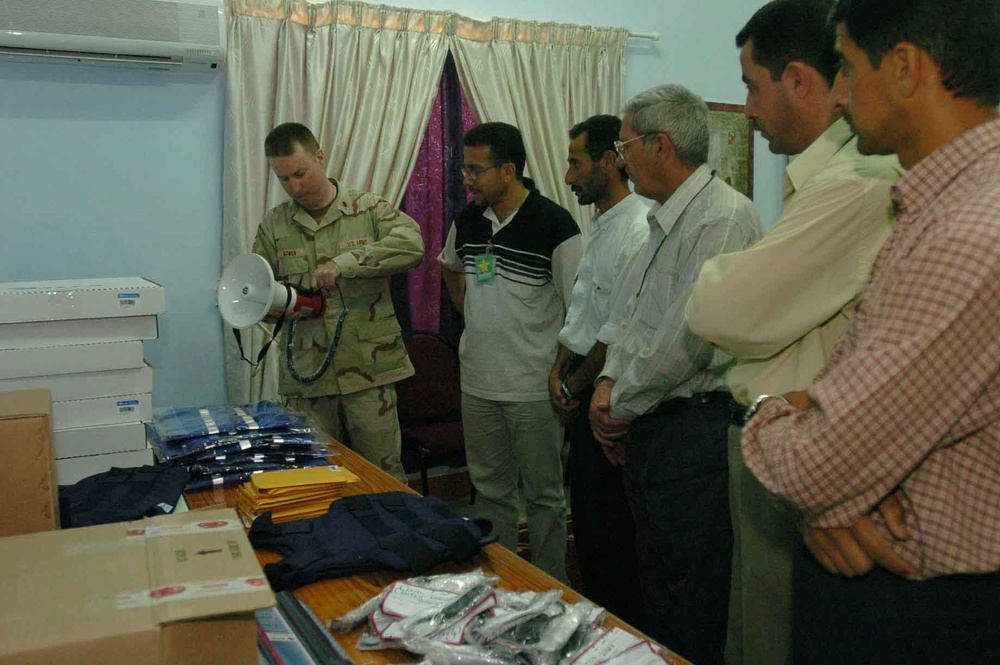 Mosul University security guards receive equipment