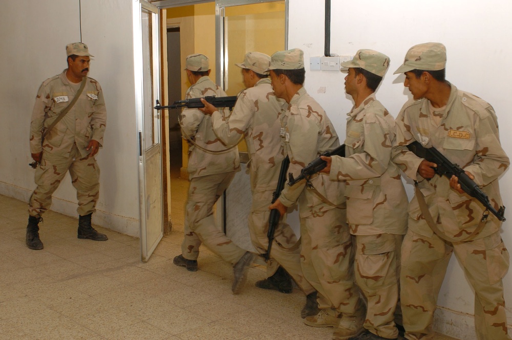 Iraqi National Guard soldiers train