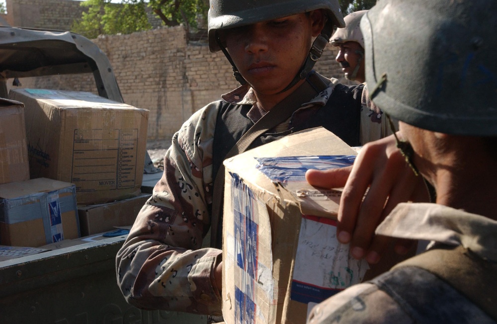 Soldiers Deliver Arkansas Donations to Iraqi Children