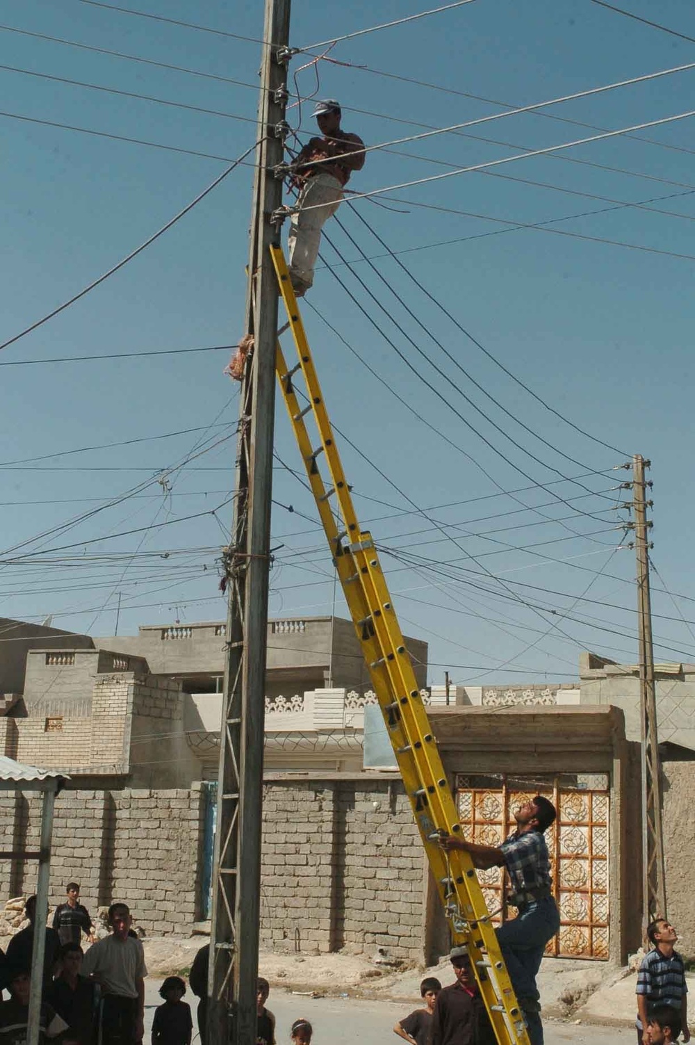 Residents of Tal Afar repair electricity