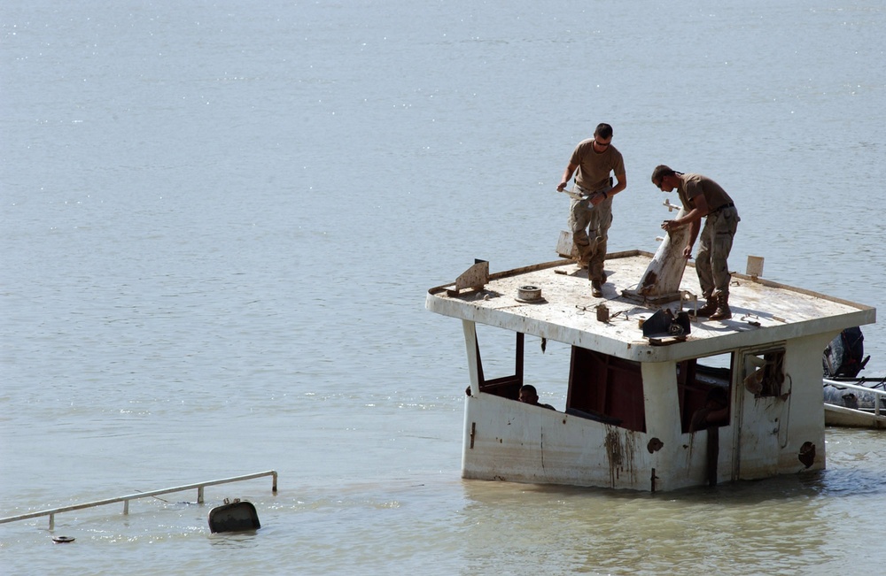 Divers Make Big Splash at Abu Nuwas Park