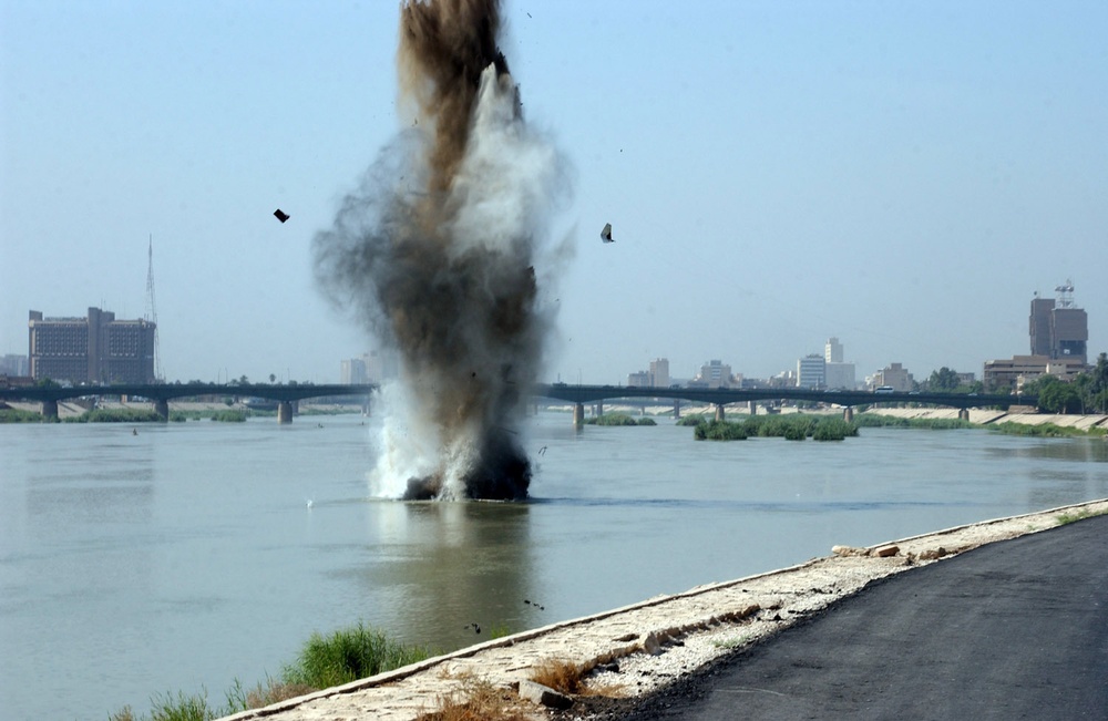 Divers Make Big Splash at Abu Nuwas Park
