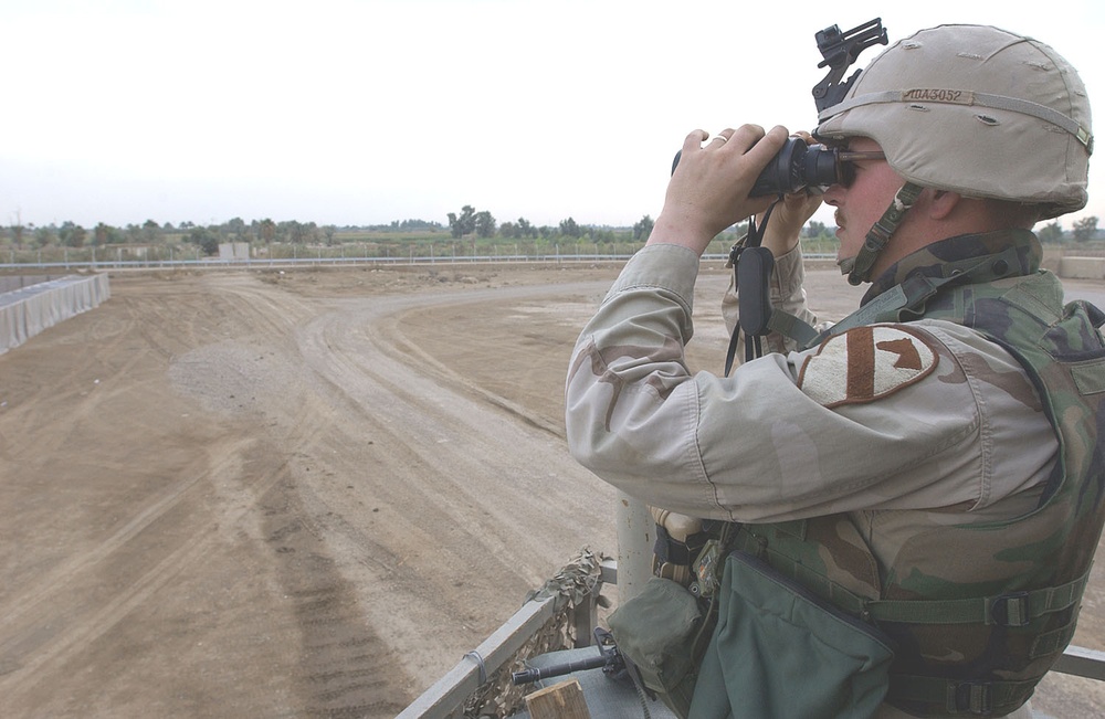 20041106-A-8908C-021