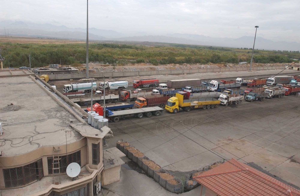 Thousands of trucks await passage into Iraq