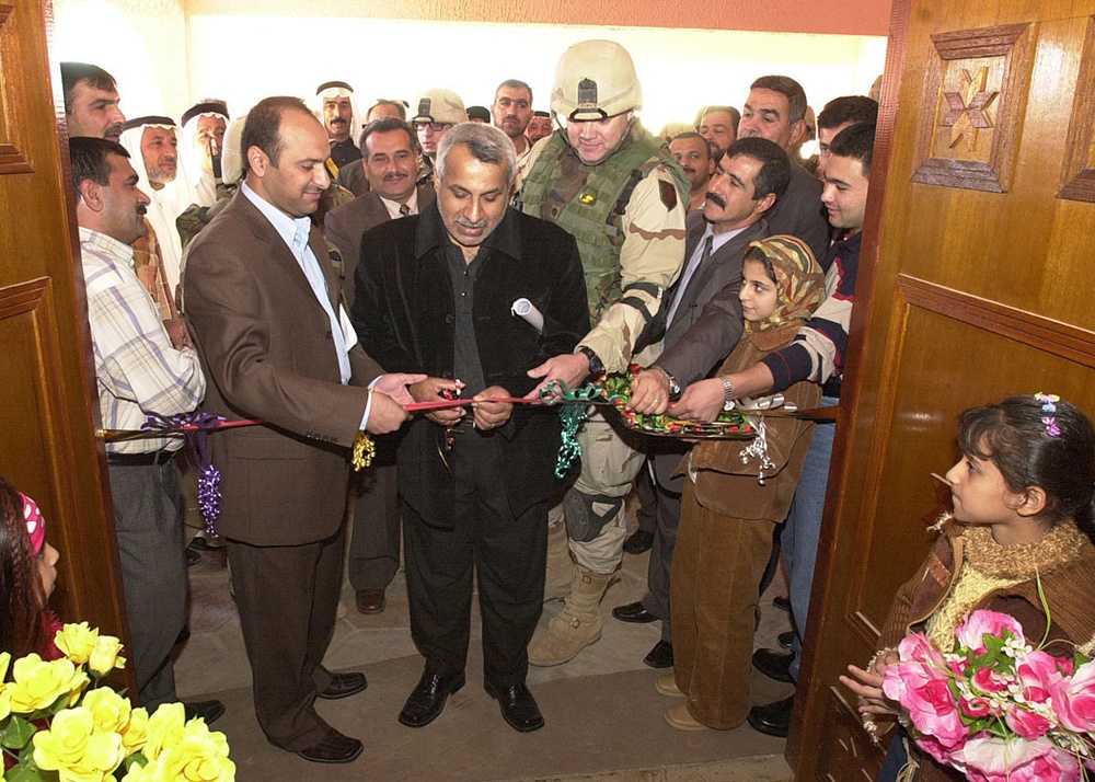 BBalad Mayor Fawsi Ahmed Khalaf cuts the ribbon