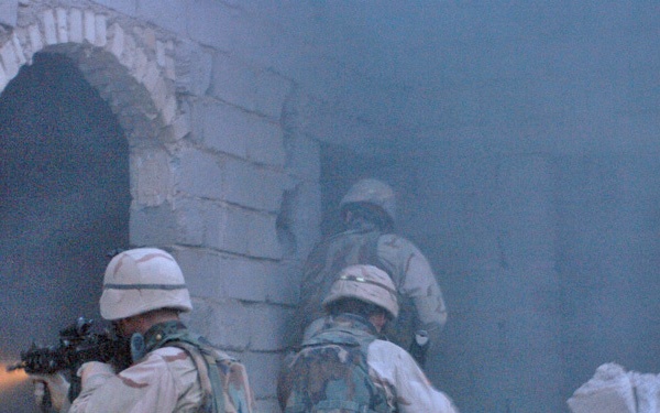 Soldiers clear houses in Fallujah