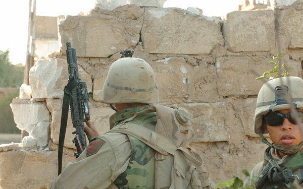 Soldiers search houses in southeast Fallujah