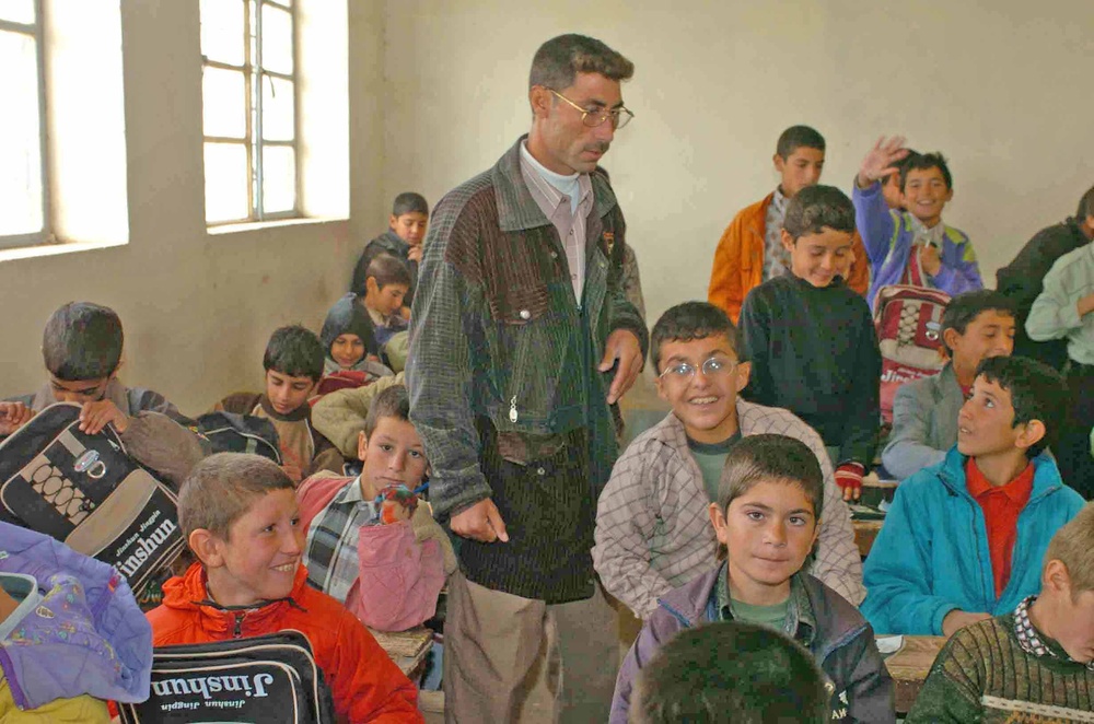Iraqi schoolchildren receive backpacks