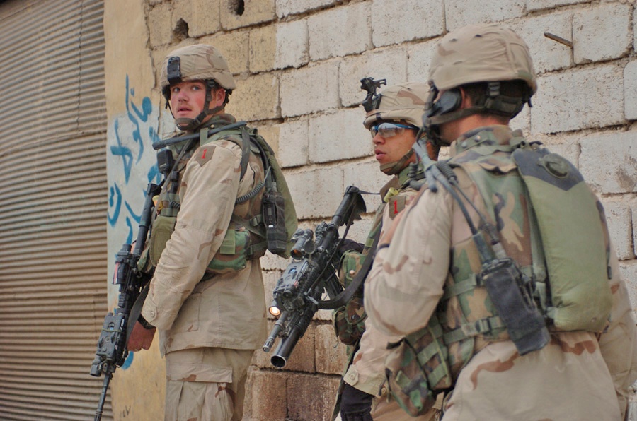 Troops clear buildings in the industrial sector