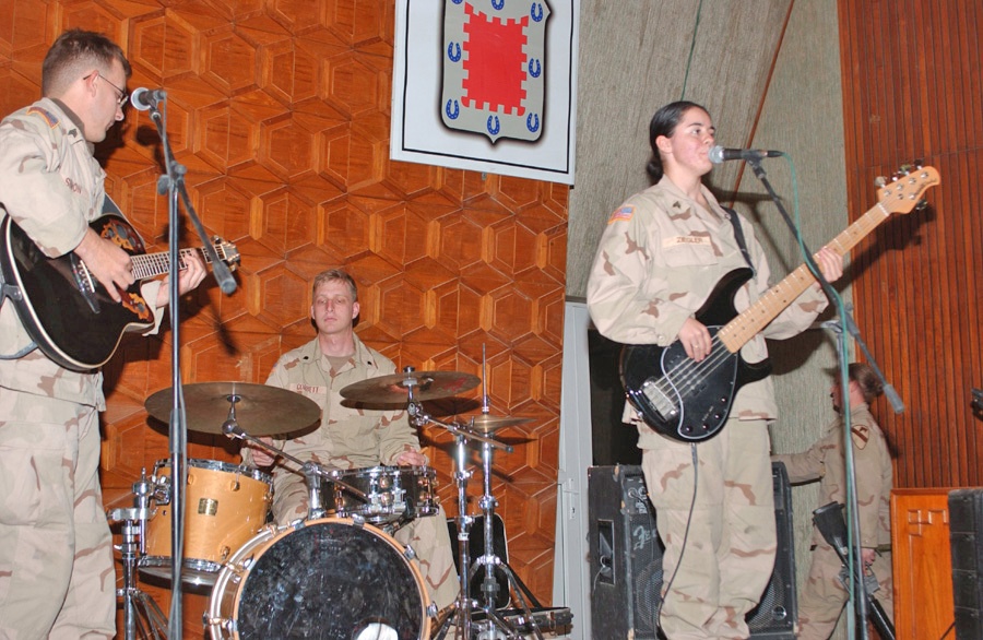 Soldiers perform contemporary holiday tunes